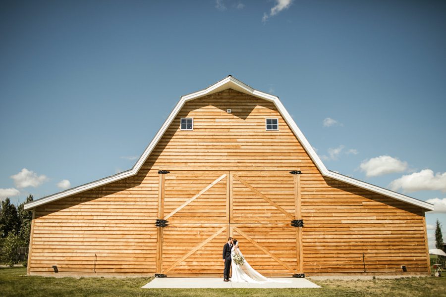 Barn Wedding Couple Photographs Ideas